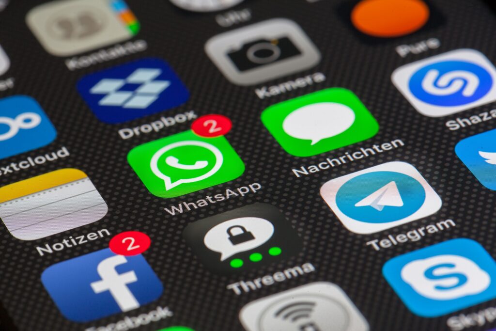Facebook y Whatsapp se mantienen como las redes sociales más utilizadas en España